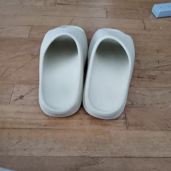 yeezy slides poshmark